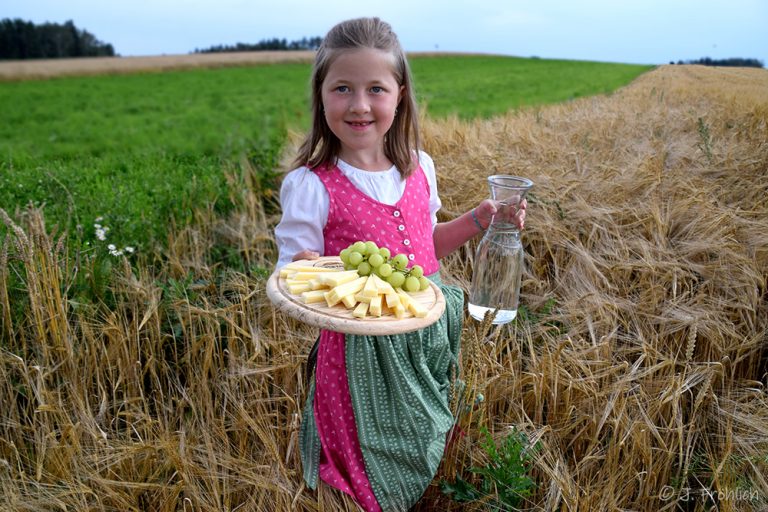 Julia serviert am Feld